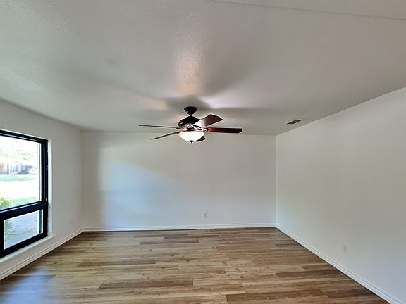 4th image of 4724 S Dr W