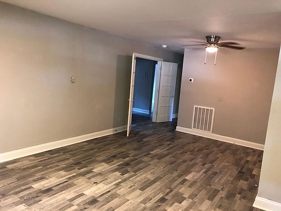 3rd image of 1411 N Hyde Park Ave