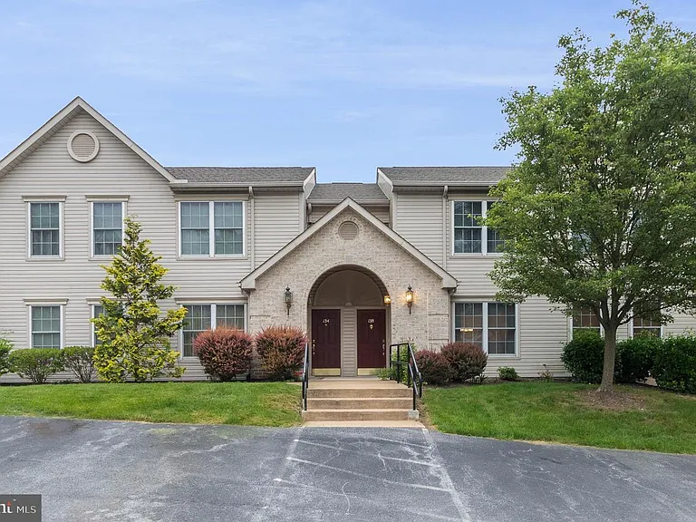 136 Hiddenwood Dr #1 — Photo 1