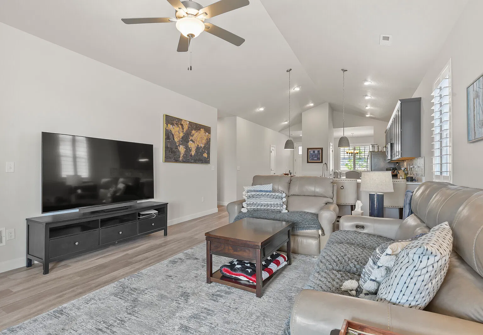 2 bed, 1650 sqft, $3,200 — Photo 2