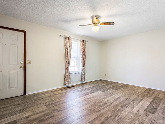 5th image of 902 SE 12th St