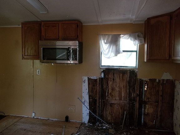4th image of 299 SE Deer St