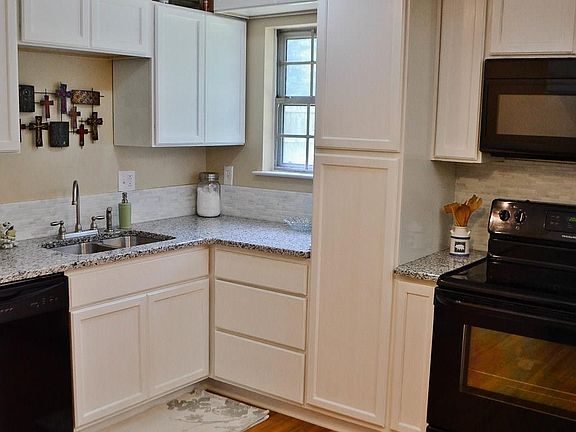 5th image of 327 Cabaret Ct SW #2