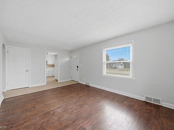 4th image of 427 Valleyview Ave NW