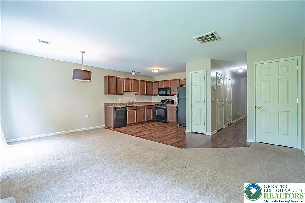 3 bed, 2.5 bath, 1497 sqft, $2,295 — Photo 4