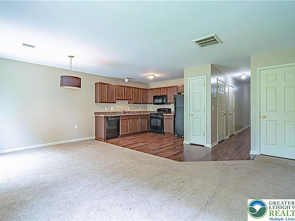 4th image of 713 Blue Heron Dr