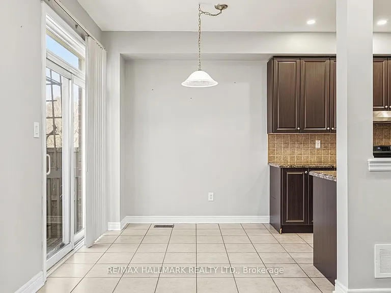 33 Tomabrook Cres — Photo 8