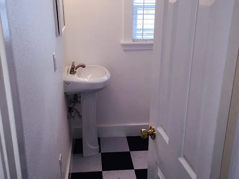 650 Marion St NE #1 — Photo 4