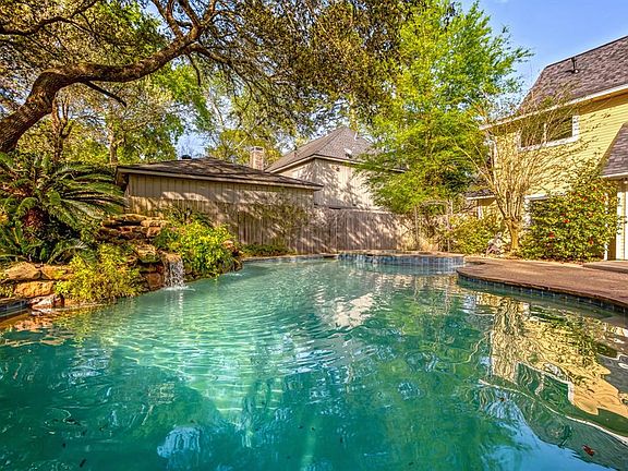 3rd image of 2819 Deer Hollow Dr