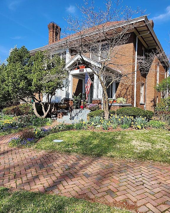 Front of home with spring fl