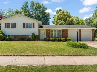 6858 N Fox Point Dr, Peoria, IL 61614