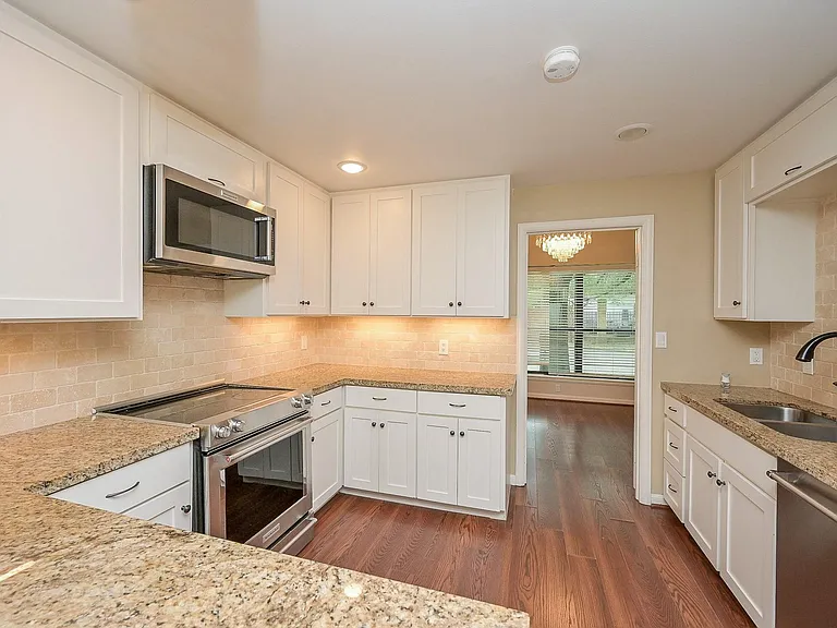573 N Post Oak Ln — Photo 19