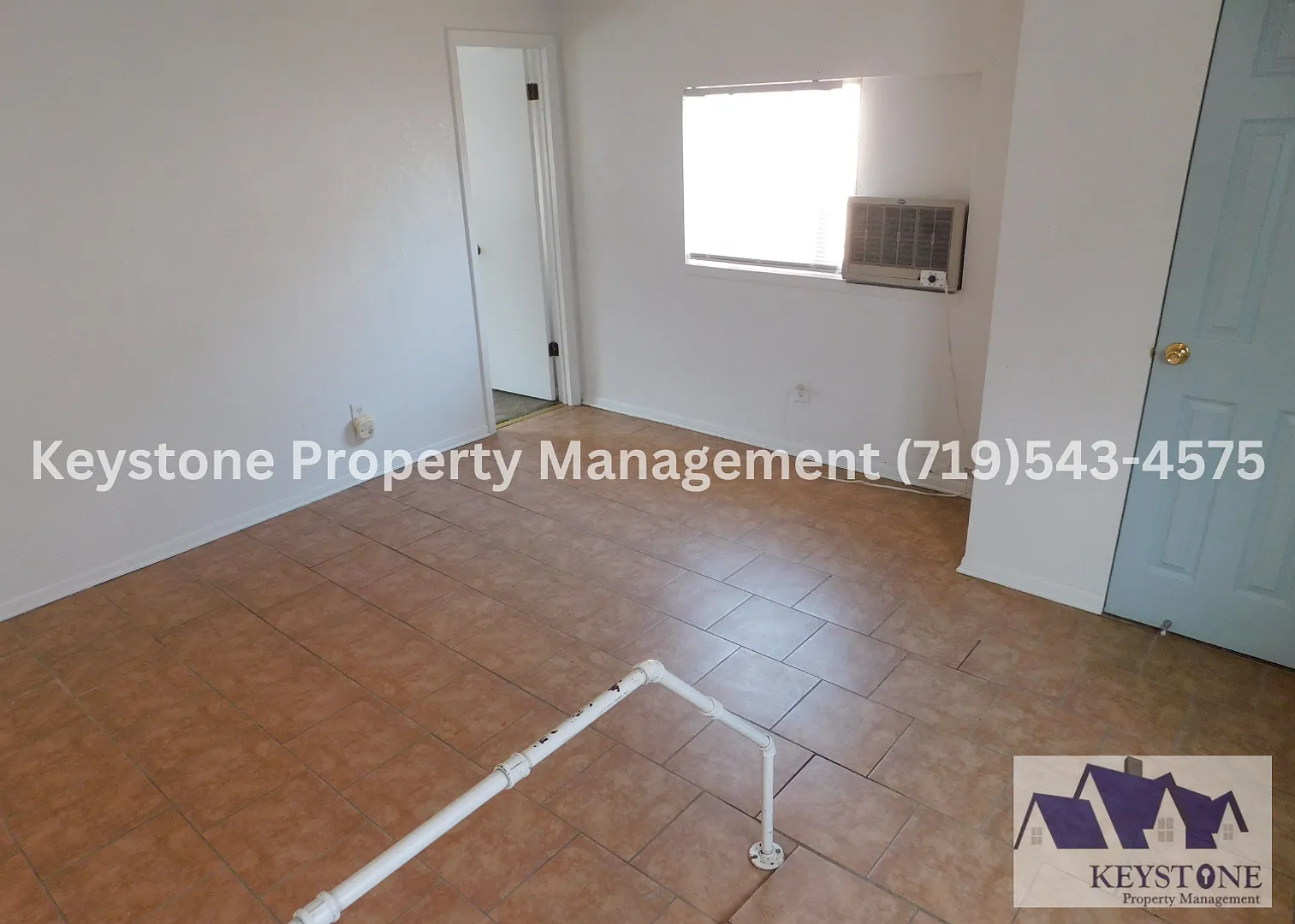 Corner Lot with Fenced Yard! Spacious 3 Bed/1 Bath Home $1,250 — Photo 4