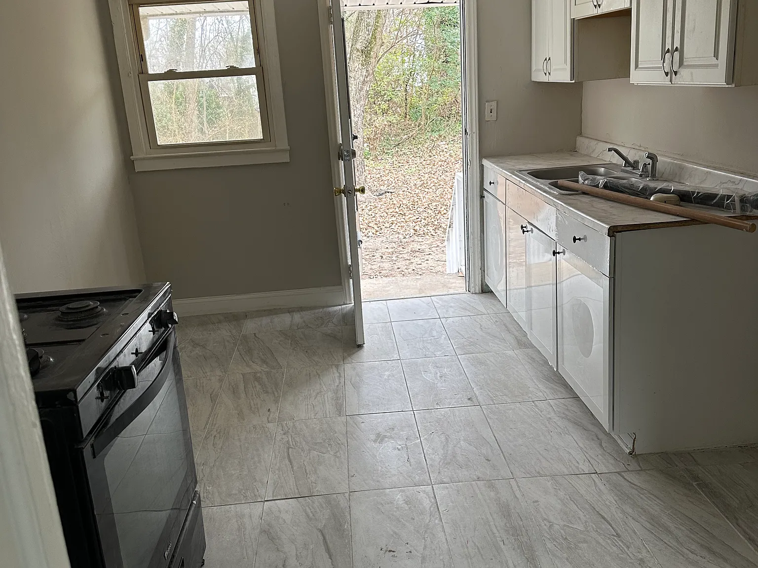 415 White Oak St — Photo 4