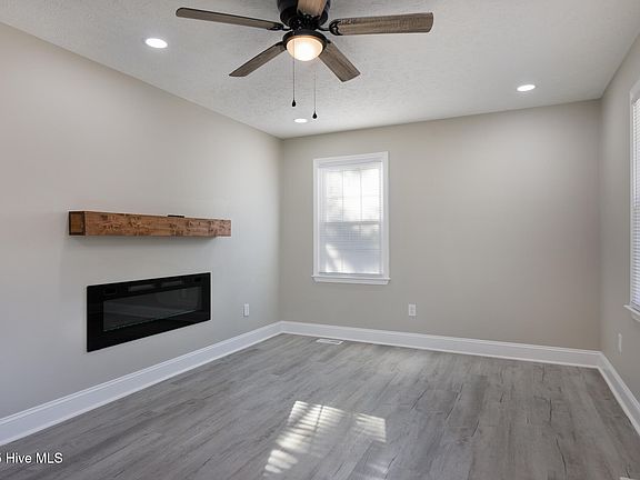 3rd image of 795 W New Hampshire Avenue