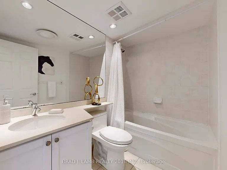 245 Davisville Ave #302 — Photo 12