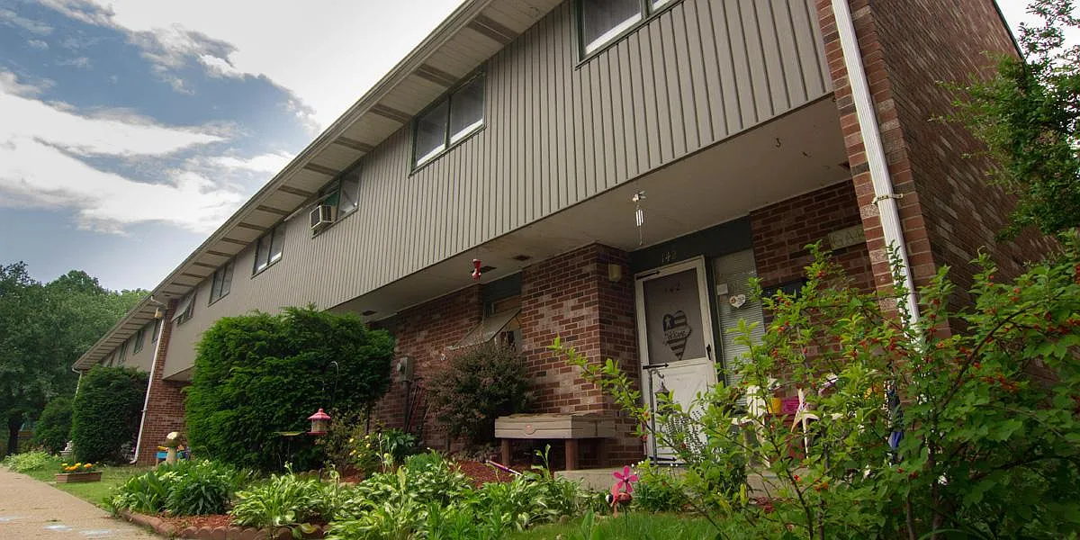 Colonial Oaks Apartments — Photo 3