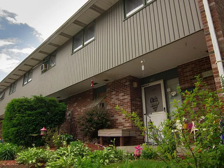 Colonial Oaks Apartments — Photo 3
