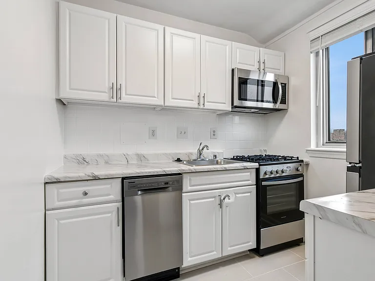 Quebec House Apartments — Photo 42