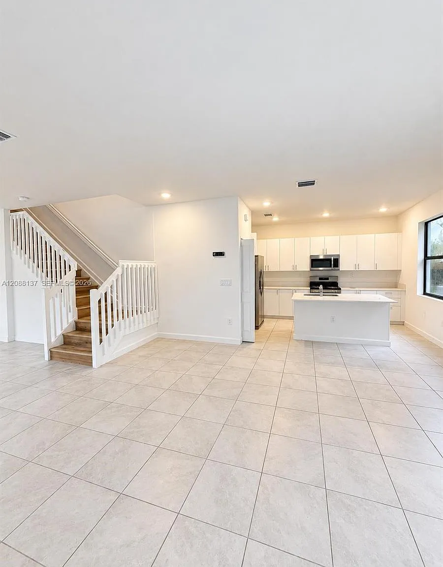 3 bed, 2.0 bath, 2424 sqft, $4,000 — Photo 4