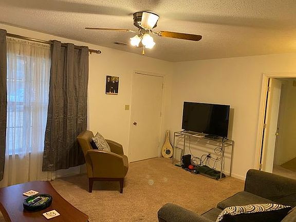 3rd image of 212 Iris St