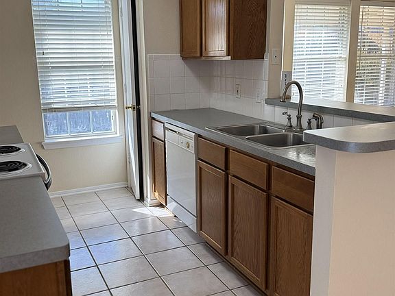 4th image of 401 Magnolia Ct
