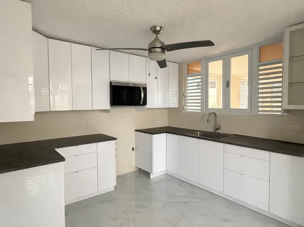 (undisclosed Address), Toa Baja, PR 00949