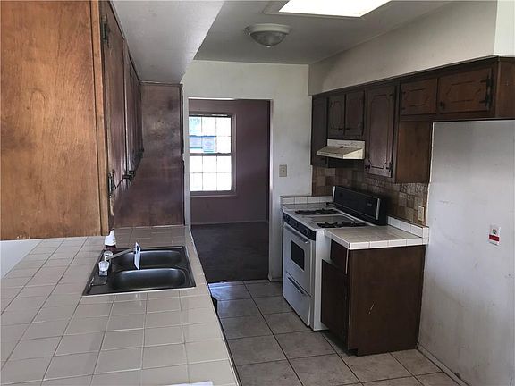 5th image of 9852 Minuteman St