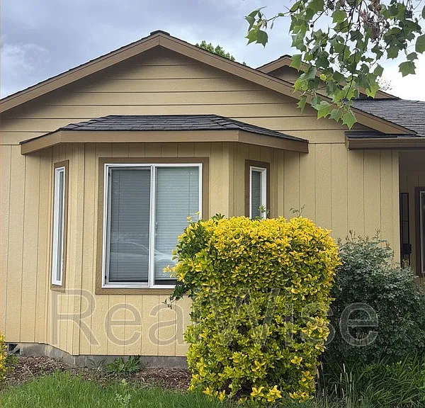 1951 SW Betty Ln — Photo 1