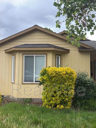 1951 SW Betty Ln, Grants Pass, OR 97526