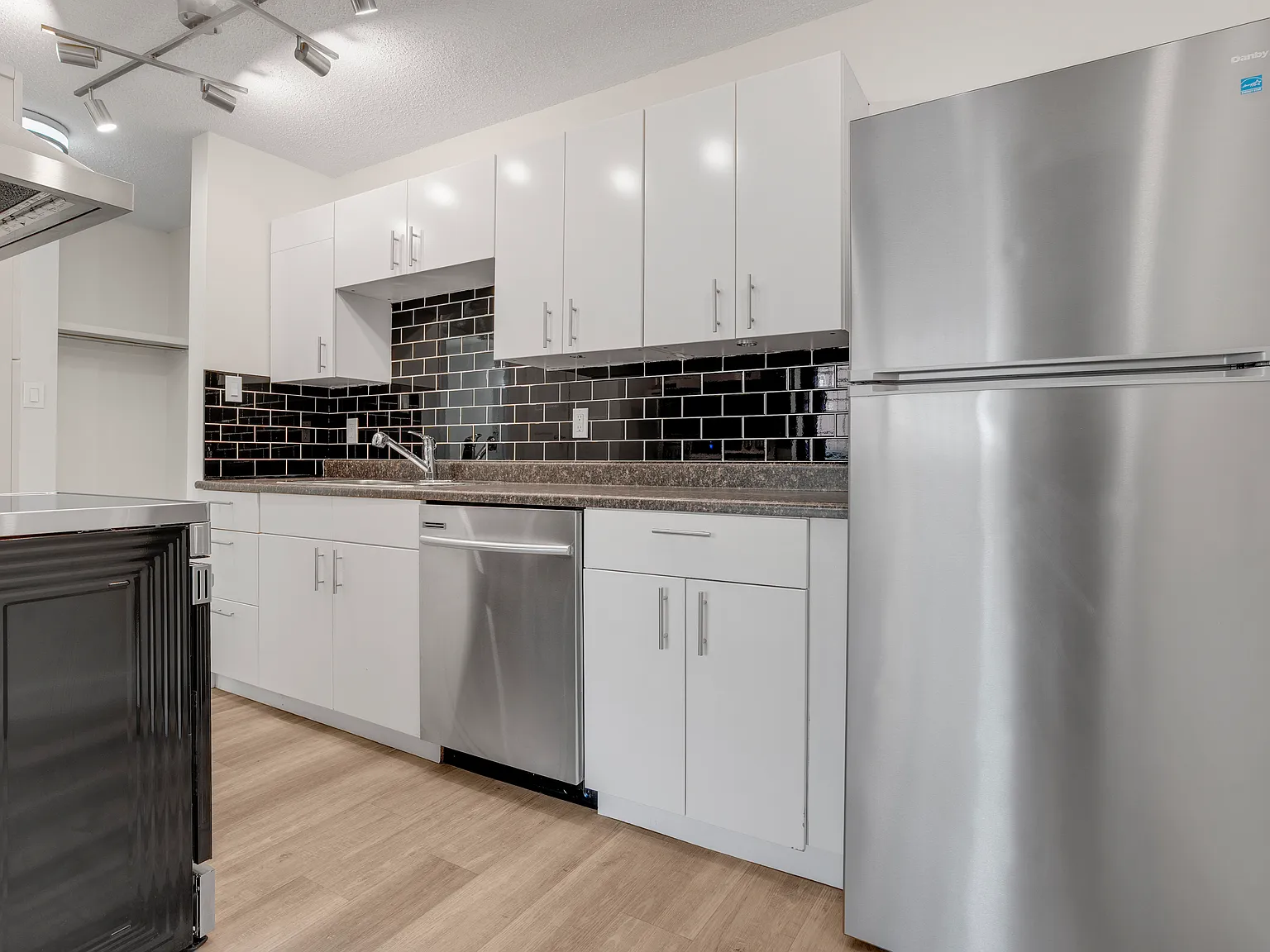 Richmond Manor Apartments — Photo 4