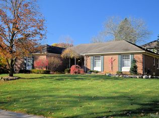 312 Tanglewood Dr, Rochester Hills, MI 48309