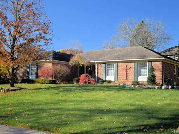 312 Tanglewood Dr, Rochester Hills, MI 48309