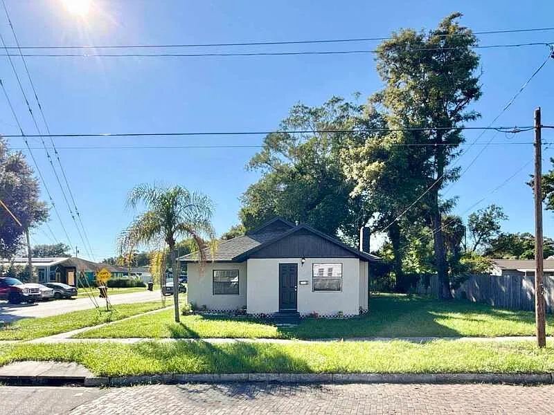 3 bed, 1.0 bath, 1019 sqft, $1,750 — Photo 3