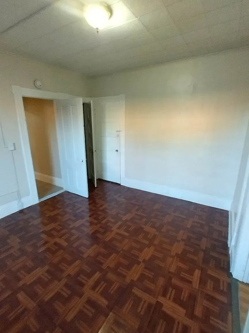 3 bed, 900 sqft, $1,300 — Photo 2
