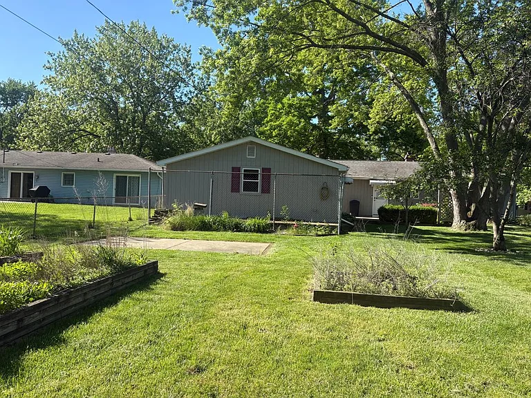 6284 Woodsdale Dr — Photo 13