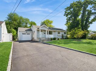 305 Glynn St, North Babylon, NY 11703