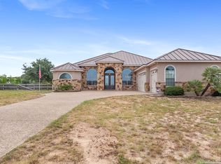 109 Abrego Mount Dr, Floresville, TX 78114