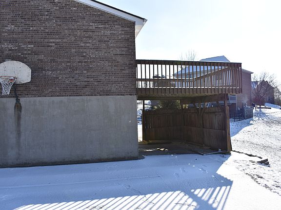 5th image of 122 Carriage Park Dr