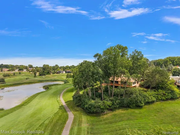1808 Moors Ct, Bloomfield Hills, MI 48302