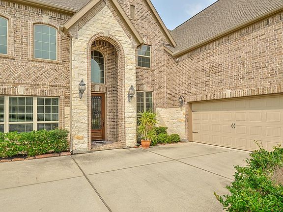 3rd image of 125 Bandera Creek Ln