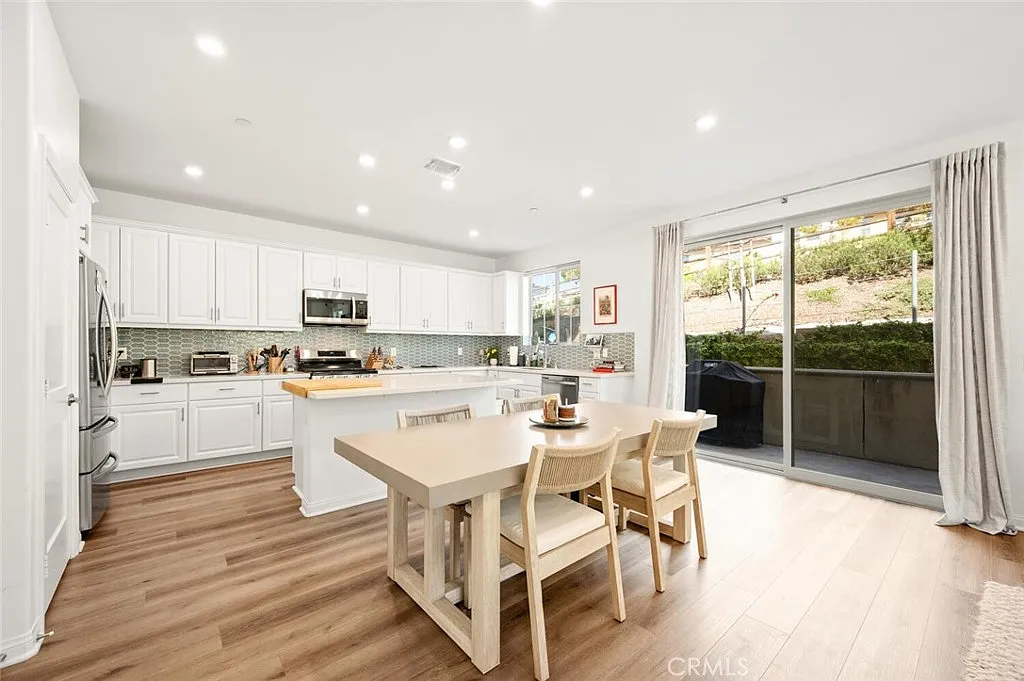 3 bed, 2.5 bath, 2193 sqft, $5,440 — Photo 4