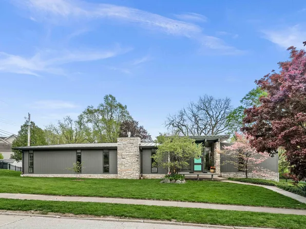 221 Parkview Dr, Bloomington, IL 61701