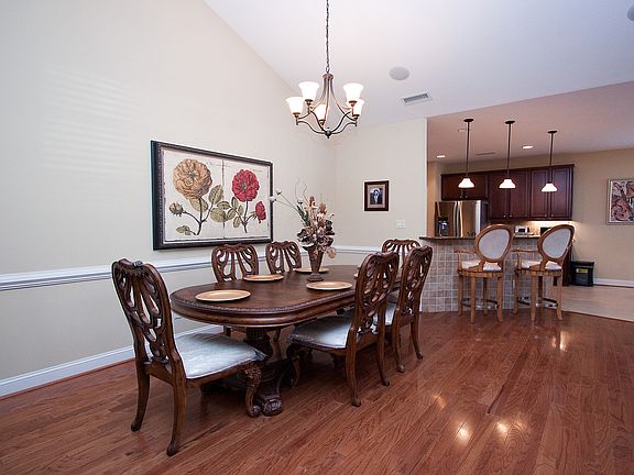 3rd image of 1521 Rosehill Dr