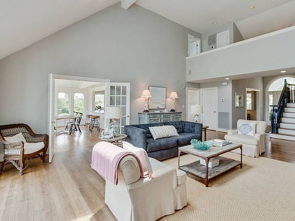 4th image of 2412 Royal Oak Dr