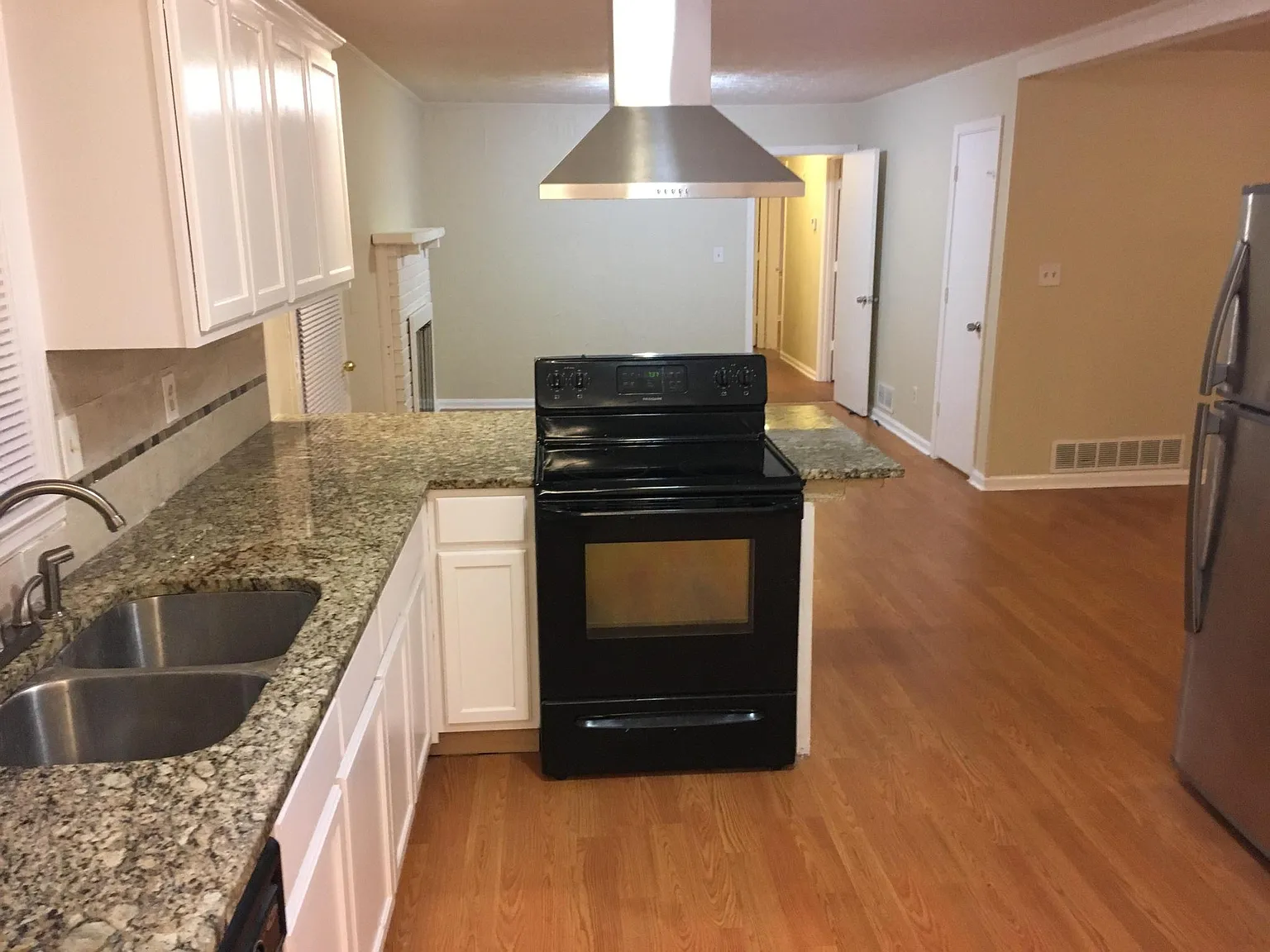 3 bed, 1340 sqft, $1,945 — Photo 2