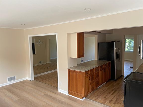 5th image of 101 Hillside Ln S