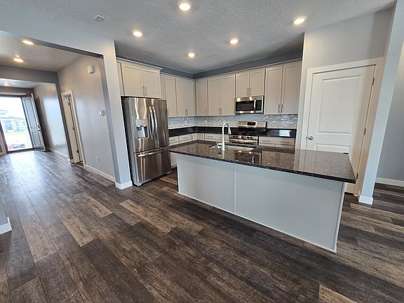 3rd image of 194 W Sugarbowl Cir