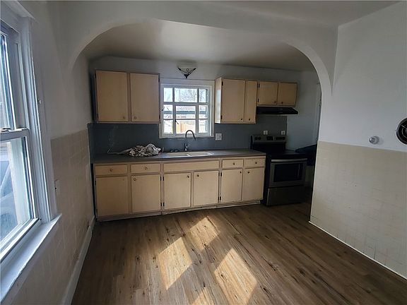 3rd image of 566 Lexington Ave