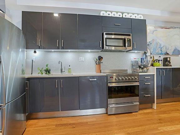5th image of 1078 Park Pl APT 2R